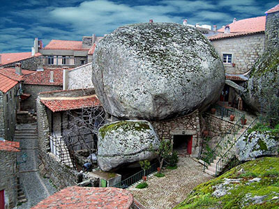 Giật mình ngôi làng nằm dưới những phiến đá nặng 200 tấn ở Bồ Đào Nha